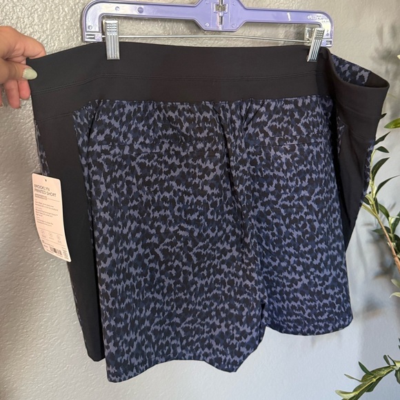 Athleta Brooklyn Athletic Shorts - Picture 5 of 12